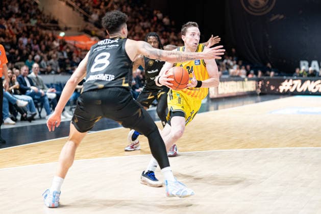 Justin Bean Nr 34 Alba Berlin vs Joshua Obiesie Nr 8 Basketball Loewen Braunschweig GER, Basketball Loewen Braunschweig vs Alba Berlin, Basketball, easyCredit BBL, Week 26, Season 2025 26, 29 03 2026 GER, Basketball Loewen Braunschweig vs Alba Berlin, Basketball, easyCredit BBL, Week 26, Season 2025 26, 29 03 2026 Braunschweig Copyright: xEibner-Pressefoto DanielxREINELTx EP_DRT
