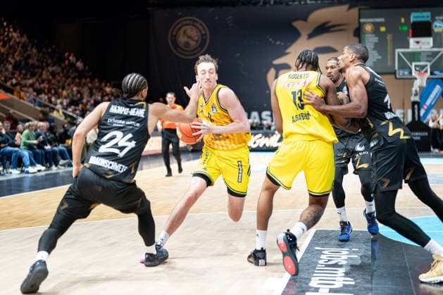 Moses Wood Nr 11 Alba Berlin vs Kaza Kajami Keane Nr 24 Basketball Loewen Braunschweig GER, Basketball Loewen Braunschweig vs Alba Berlin, Basketball, easyCredit BBL, Week 26, Season 2025 26, 29 03 2026 GER, Basketball Loewen Braunschweig vs Alba Berlin, Basketball, easyCredit BBL, Week 26, Season 2025 26, 29 03 2026 Braunschweig Copyright: xEibner-Pressefoto DanielxREINELTx EP_DRT
