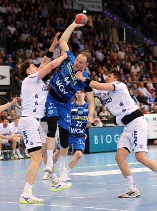 29 03 2026, Germany, Stuttgart, Handball Bundesliga, TVB Stuttgart vs Lemgo Lippe, f l Joel Willecke Lemgo , Lenny Rubin TVB , Frederik Simak Lemgo