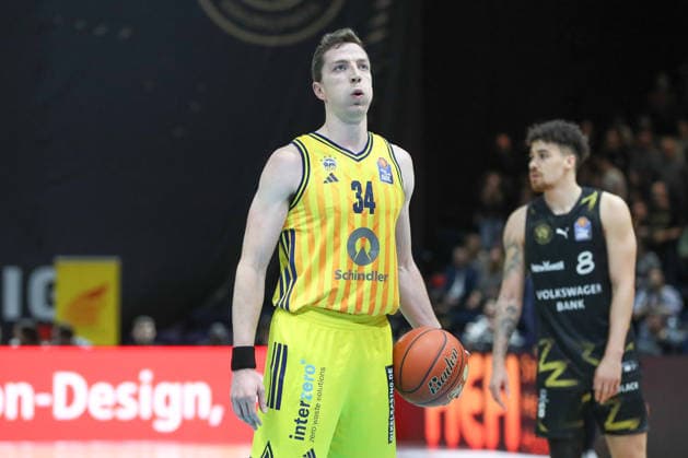 29 03 2026, xgox, Basketball easyCredit BBL Basketball Loewen Braunschweig Alba Berlin emspor, v l Justin Bean Alba Berlin, 34 on the ball, plays the ball Braunschweig