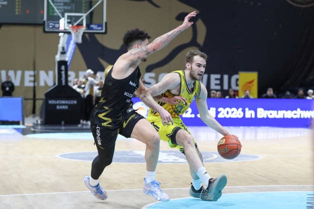 29 03 2026, xgox, Basketball easyCredit BBL Basketball Loewen Braunschweig Alba Berlin emspor, v l Joshua Obiesie Braunschweig, 8 , Malte Delow Alba Berlin, 6 duel, duel, fight, tackle Braunschweig