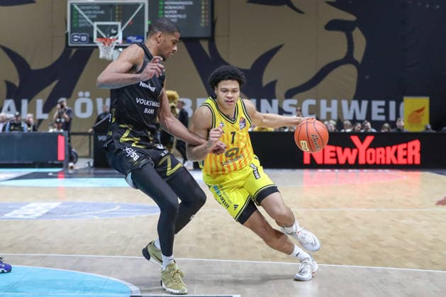 29 03 2026, xgox, Basketball easyCredit BBL Basketball Loewen Braunschweig Alba Berlin emspor, v l David NGuessan Braunschweig, 1 , Jack Kayil Alba Berlin, 7 duel, duel, fight, tackle Braunschweig