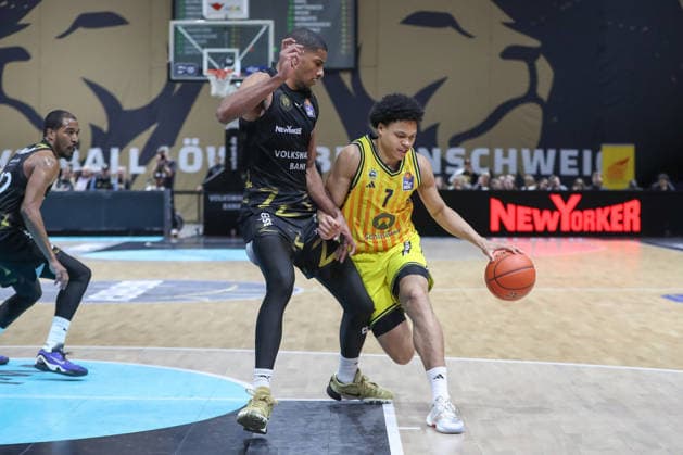 29 03 2026, xgox, Basketball easyCredit BBL Basketball Loewen Braunschweig Alba Berlin emspor, v l David NGuessan Braunschweig, 1 , Jack Kayil Alba Berlin, 7 duel, duel, fight, tackle Braunschweig