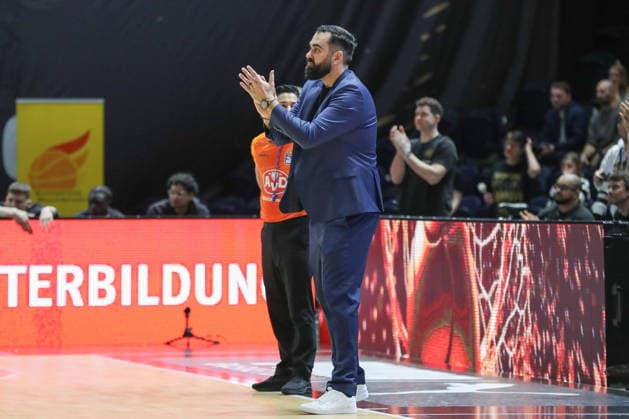 29 03 2026, xgox, Basketball easyCredit BBL Basketball Loewen Braunschweig Alba Berlin emspor, v l Ramon Diaz Braunschweig, coach gives instructions, gesticulates with arms, gesticulate, gives instructions Braunschweig