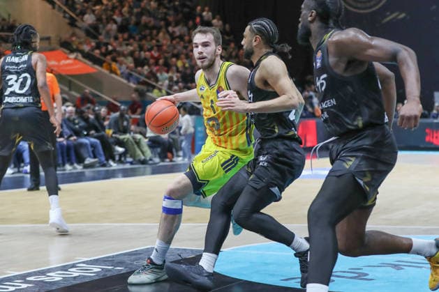 29 03 2026, xgox, Basketball easyCredit BBL Basketball Loewen Braunschweig Alba Berlin emspor, v l Malte Delow Alba Berlin, 6 , Kaza Kajami Keane Braunschweig, 24 duel, duel, fight, tackle Braunschweig