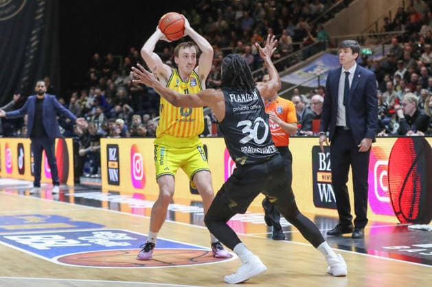 29 03 2026, xgox, Basketball easyCredit BBL Basketball Loewen Braunschweig Alba Berlin emspor, v l Moses Wood Alba Berlin, 11 , Chip Fangian Braunschweig, 30 duel, duel, fight, tackle Braunschweig