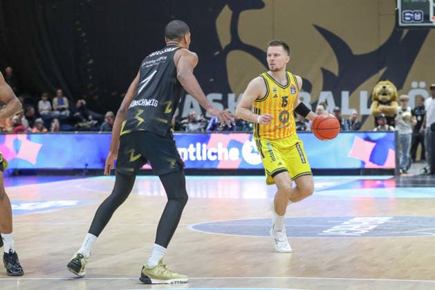 29 03 2026, xgox, Basketball easyCredit BBL Basketball Loewen Braunschweig Alba Berlin emspor, v l Philipp Hartwich Braunschweig, 15 am Ball, plays the ball Braunschweig