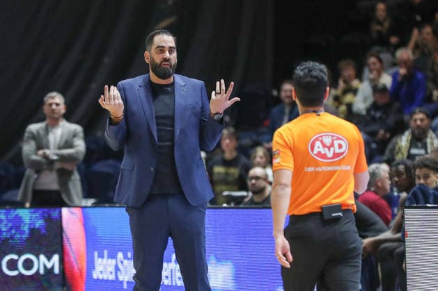 29 03 2026, xgox, Basketball easyCredit BBL Basketball Loewen Braunschweig Alba Berlin emspor, v l Ramon Diaz Braunschweig, coach complains, complains, complains with referee, referee Braunschweig