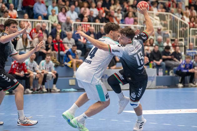 Duel between Fynn Nicolaus SG BBM Bietigheim, 14 and Nils Homscheid TuSEM Essen, 15 TuSEM Essen vs SG BBM Bietigheim, Handball, 2 HBL, 25 Matchday, Season 2025 2026, 29 03 2026 TuSEM Essen vs SG BBM Bietigheim, Handball, 2 HBL, 25 Matchday, Season 2025 2026, 29 03 2026 Essen Copyright: xEibner-Pressefoto ThomasxHaeslerx EP_THR