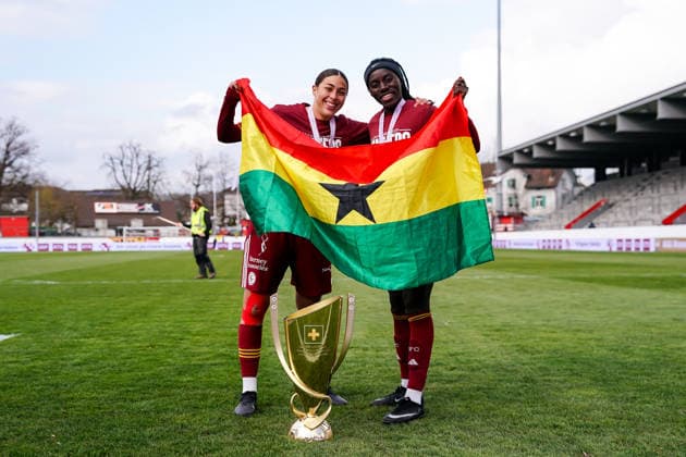 Switzerland AXA Womens Cup Final 2025 26, BSC YB Women vs Servette FC Chenois Feminin Schützenwiese, Winterthur Players of Servette pose with the trophy after the victory Benedicte Simon 78 Servette Copyright: xDanielaxPorcellix