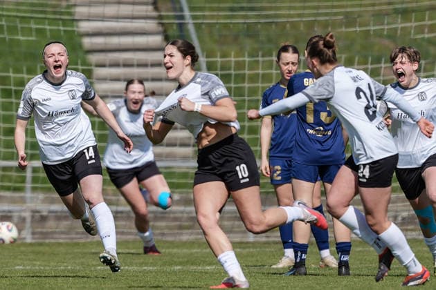 29 03 2026, Football, 2 Womens Bundesliga, 2025 2026, Matchday 21, SG 99 Andernach SV Meppen Huge cheers for goal scorer Anouk Blaschka 10 Meppen and her teammates Andernach Stadium Rhineland-Palatinate Germany