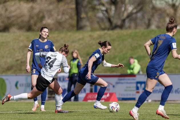 29 03 2026, Soccer, 2 Women Bundesliga, 2025 2026, Matchday 21, SG 99 Andernach SV Meppen Vanessa Zilligen SG 99 Andernach captured the ball from Lilly Bartke 24 Meppen Andernach Stadion Rheinland Pfalz Germany