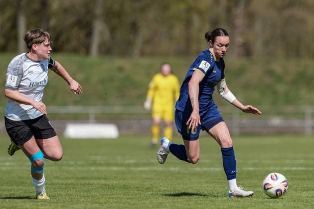 29 03 2026, Soccer, 2 Womens Bundesliga, 2025 2026, Matchday 21, SG 99 Andernach SV Meppen Vanessa Zilligen SG 99 Andernach runs with the ball in front Lea Mauly Meppen runs behind her Andernach Stadium Rhineland-Palatinate Germany