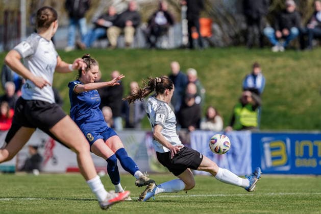 29 03 2026, Football, 2 Womens Bundesliga, 2025 2026, Matchday 21, SG 99 Andernach SV Meppen Marie Bleil 7 Meppen catches the shot from Maren Weingarz 8 SG 99 Andernach from Andernach Stadium Rhineland-Palatinate Germany