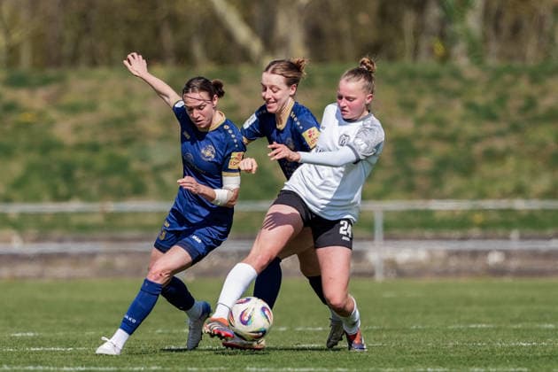 29 03 2026, Soccer, 2 Womens Bundesliga, 2025 2026, Matchday 21, SG 99 Andernach SV Meppen Lilly Bartke 24 Meppen takes on Vanessa Zilligen and Zoe Brückel SG 99 Andernach and claims the ball Andernach Stadion Rheinland Pfalz Germany