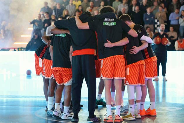 The players from Ratiopharm Ulm form a team circle to close ranks GER, MLP Academics Heidelberg vs Ratiopharm Ulm, Basketball, easycredit Basketball Bundesliga, 26 Matchday, Season, 2025 2026, 29 03 2025 GER, MLP Academics Heidelberg vs Ratiopharm Ulm, Basketball, easycredit Basketball Bundesliga, 26 Matchday, Season, 2025 2026, 29 03 2025 Heidelberg Copyright: xEibner-Pressefoto JoergxHirschx EP_JHH