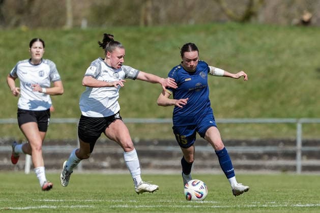 29 03 2026, Football, 2 Womens Bundesliga, 2025 2026, Matchday 21, SG 99 Andernach SV Meppen Lana Hubbeling 18 Meppen tries to stop Vanessa Zilligen SG 99 Andernach Andernach Stadium Rhineland-Palatinate Germany