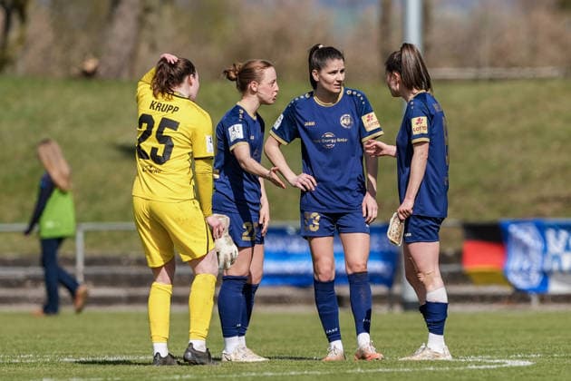 29 03 2026, Football, 2 Womens Bundesliga, 2025 2026, Matchday 21, SG 99 Andernach SV Meppen Zoe Brückel, Magdalena Schumacher and Maren Weingarz need to talk Andernach Stadium Rhineland-Palatinate Germany