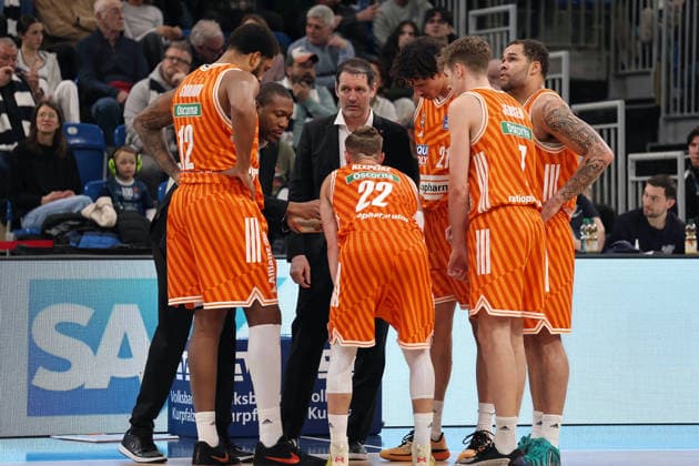 The players of Ratiopharm Ulm form a team circle with TY Harrelson, Head Coach to close ranks GER, MLP Academics Heidelberg vs Ratiopharm Ulm, Basketball, easycredit Basketball Bundesliga, 26 Matchday, Season, 2025 2026, 29 03 2025 GER, MLP Academics Heidelberg vs Ratiopharm Ulm, Basketball, easycredit Basketball Bundesliga, 26 Matchday, Season, 2025 2026, 29 03 2025 Heidelberg Copyright: xEibner-Pressefoto JoergxHirschx EP_JHH