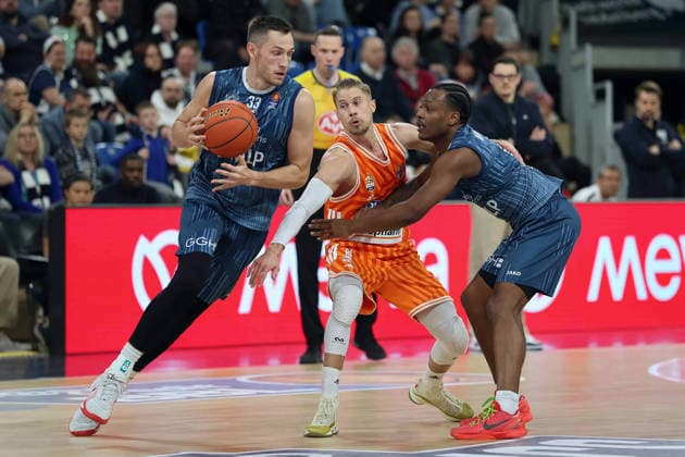 Ryan Mikelsell MLP Academics Heidelberg, 33 , Thomas Klepeisz Ratiopharm Ulm, 22 , DJ Horne MLP Academics Heidelberg, 0 GER, MLP Academics Heidelberg vs Ratiopharm Ulm, Basketball, easycredit Basketball Bundesliga, 26 Matchday, Season, 2025 2026, 29 03 2025 GER, MLP Academics Heidelberg vs Ratiopharm Ulm, Basketball, easycredit Basketball Bundesliga, 26 Matchday, Season, 2025 2026, 29 03 2025 Heidelberg Copyright: xEibner-Pressefoto JoergxHirschx EP_JHH