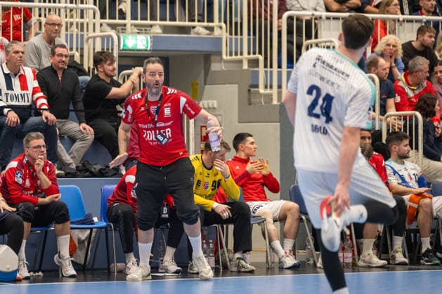 Iker Romero SG BBM Bietigheim, Coach gives Maxim Orlov SG BBM Bietigheim, 24 Instructions TuSEM Essen vs SG BBM Bietigheim, Handball, 2 HBL, 25 Matchday, Season 2025 2026, 29 03 2026 TuSEM Essen vs SG BBM Bietigheim, Handball, 2 HBL, 25 Matchday, Season 2025 2026, 29 03 2026 Essen Copyright: xEibner-Pressefoto ThomasxHaeslerx EP_THR