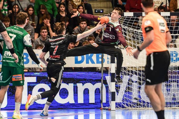 DAIKIN HBL Bundesliga Frisch Auf Göppingen HC Erlangen Göppingen, 29 03 2026 Parade by Julian Buchele FRISCH AUF Göppingen, 1 against Yannik Bialowas HC Erlangen, 7 Göppingen, 29 03 2026, Matchday 26 of the DAIKIN Handball Bundesliga, Frisch Auf Göppingen HC Erlangen EWS Arena, Göppingen Copyright: xBEAUTIFULxSPORTS Märklx