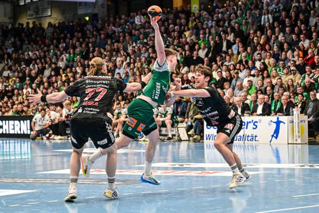 DAIKIN HBL Bundesliga Frisch Auf Göppingen HC Erlangen Göppingen, 29 03 2026 Florian Scheerer HC Erlangen, 10 cannot prevent the pass from Oskar Neudeck FRISCH AUF Göppingen, 2 at the circle Göppingen, 29 03 2026, Matchday 26 of the DAIKIN Handball Bundesliga, Frisch Auf Göppingen HC Erlangen EWS Arena, Göppingen Copyright: xBEAUTIFULxSPORTS Märklx