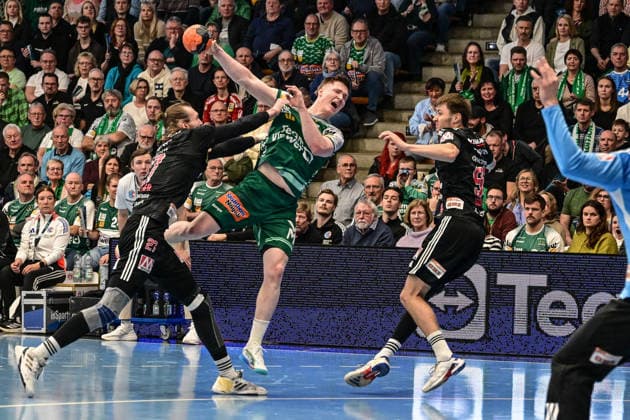DAIKIN HBL Bundesliga Frisch Auf Göppingen HC Erlangen Göppingen, 29 03 2026 Tough fight at the circle Oskar Neudeck FRISCH AUF Göppingen, 2 against Antonio Metzner HC Erlangen, 27 , 29 03 2026, 26 Matchday of the DAIKIN Handball Bundesliga, Frisch Auf Göppingen HC Erlangen EWS Arena, Göppingen Copyright: xBEAUTIFULxSPORTS Märklx