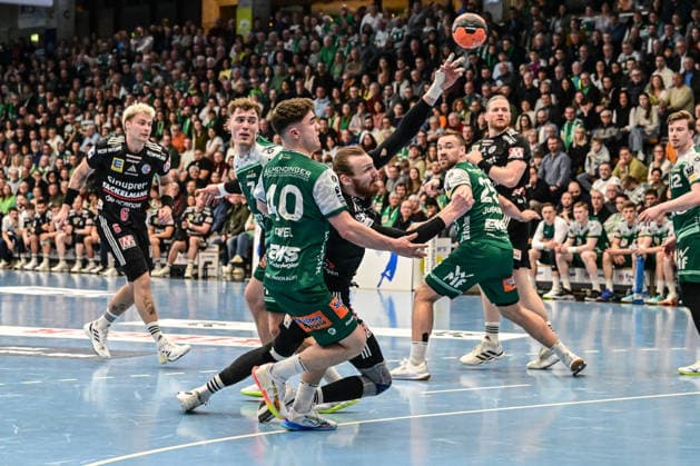 DAIKIN HBL Bundesliga Frisch Auf Göppingen HC Erlangen Göppingen, 29 03 2026 Antonio Metzner HC Erlangen, 27 prevails at the circle against Elias Newel FRISCH AUF Göppingen, 40 Göppingen, 29 03 2026, 26 Matchday of the DAIKIN Handball Bundesliga, Frisch Auf Göppingen HC Erlangen EWS Arena, Göppingen Copyright: xBEAUTIFULxSPORTS Märklx