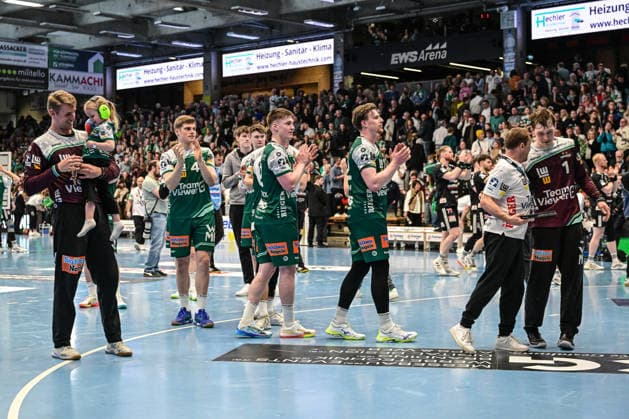 DAIKIN HBL Bundesliga Frisch Auf Göppingen HC Erlangen Göppingen, 29 03 2026 Göppingen players thank the fans Göppingen, 29 03 2026, 26 matchday of the DAIKIN Handball Bundesliga, Frisch Auf Göppingen HC Erlangen EWS Arena, Göppingen Copyright: xBEAUTIFULxSPORTS Märklx