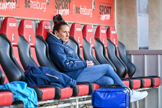 Eva Maria Virsinger TSG Hoffenheim, Coach on the bench GER, SC Freiburg TSG Hoffenheim, Womens Football, Google Pixel Frauen Bundesliga, 22 Spieltag, Saison 2025 2026, 29 03 2026 DFB REGULATIONS PROHIBIT ANY USE OF PHOTOGRAPHS AS IMAGE SEQUENCES AND OR QUASI VIDEO GER, SC Freiburg TSG Hoffenheim, Womens Football, Google Pixel Frauen Bundesliga, 22 Spieltag, Saison 2025 2026, 29 03 2026 Freiburg Copyright: xEibner-Pressefoto ThomasxHessx EP_THS