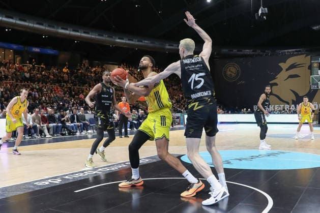 29 03 2026, xgox, Basketball easyCredit BBL Basketball Loewen Braunschweig Alba Berlin emspor, v l Moses Wood Alba Berlin, 11 , Philipp Hartwich Braunschweig, 15 duel, duel, fight, tackle Braunschweig