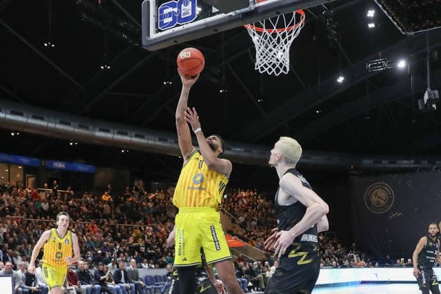 29 03 2026, xgox, Basketball easyCredit BBL Basketball Loewen Braunschweig Alba Berlin emspor, v l Moses Wood Alba Berlin, 11 , Philipp Hartwich Braunschweig, 15 duel, duel, fight, tackle Braunschweig