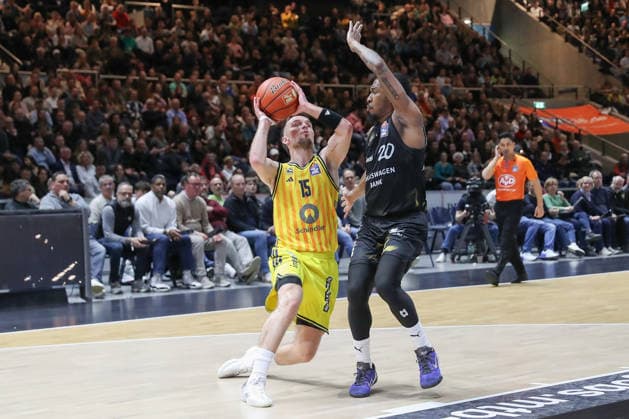 29 03 2026, xgox, Basketball easyCredit BBL Basketball Loewen Braunschweig Alba Berlin emspor, v l Martin Hermannsson Alba Berlin, 15 , Bryant Crawford Braunschweig, 20 duel, duel, fight, tackle Braunschweig