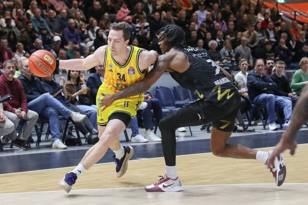 29 03 2026, xgox, Basketball easyCredit BBL Basketball Loewen Braunschweig Alba Berlin emspor, v l Justin Bean Alba Berlin, 34 , Joshua Hawley Braunschweig, 3 duel, duel, fight, tackle Braunschweig