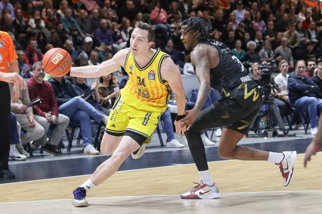 29 03 2026, xgox, Basketball easyCredit BBL Basketball Loewen Braunschweig Alba Berlin emspor, v l Justin Bean Alba Berlin, 34 , Joshua Hawley Braunschweig, 3 duel, duel, fight, tackle Braunschweig
