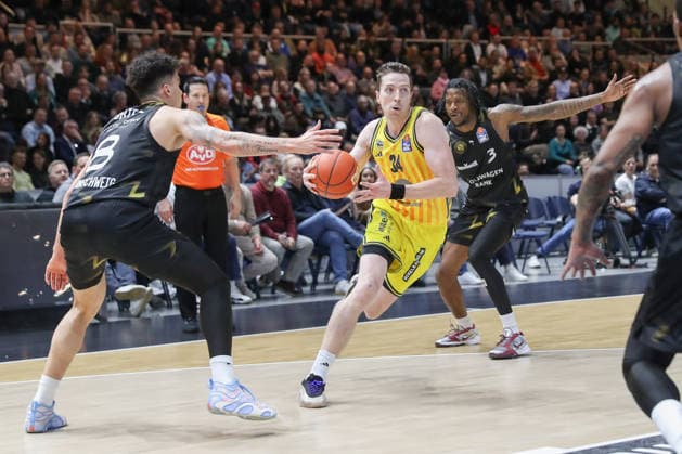 29 03 2026, xgox, Basketball easyCredit BBL Basketball Loewen Braunschweig Alba Berlin emspor, v l Joshua Obiesie Braunschweig, 8 , Justin Bean Alba Berlin, 34 , Joshua Hawley Braunschweig, 3 duel, duel, fight, tackle Braunschweig