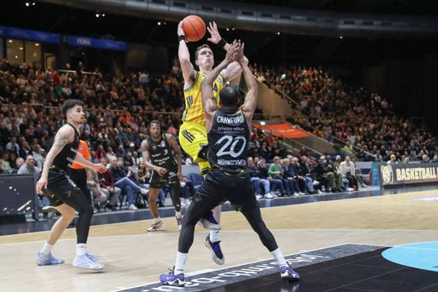 29 03 2026, xgox, Basketball easyCredit BBL Basketball Loewen Braunschweig Alba Berlin emspor, v l Justin Bean Alba Berlin, 34 , Bryant Crawford Braunschweig, 20 duel, duel, fight, tackle Braunschweig