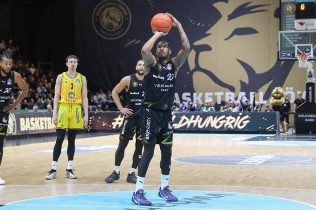 29 03 2026, xgox, Basketball easyCredit BBL Basketball Loewen Braunschweig Alba Berlin emspor, v l Bryant Crawford Braunschweig, 20 am Ball, plays the ball Braunschweig