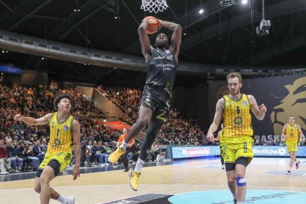 29 03 2026, xgox, Basketball easyCredit BBL Basketball Loewen Braunschweig Alba Berlin emspor, v l Jack Kayil Alba Berlin, 7 , Simi Shittu Braunschweig, 45 , Malte Delow Alba Berlin, 6 duel, duel, fight, tackle Braunschweig