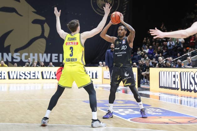 29 03 2026, xgox, Basketball easyCredit BBL Basketball Loewen Braunschweig Alba Berlin emspor, v l Alex O Conell Alba Berlin, 3 , Bryant Crawford Braunschweig, 20 duel, duel, fight, tackle Braunschweig