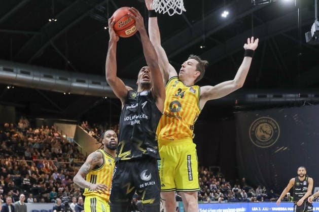 29 03 2026, xgox, Basketball easyCredit BBL Basketball Loewen Braunschweig Alba Berlin emspor, v l David NGuessan Braunschweig, 1 , Justin Bean Alba Berlin, 34 duel, duel, fight, tackle Braunschweig