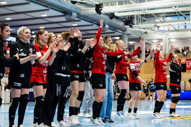 29 03 2026, GER, Handball, Women, Season 2025 2026, EHF European League, Quarter-finals, Thueringer HC Nykobing Falster Handbold the team celebrates together with the fans, with in the picture Anika Niederwieser Thueringer HC,14 , Johanna Reichert Thueringer HC,29 99947 Bad Langensalza Salza Halle Sporthalle Mehrz Thüringen Germany