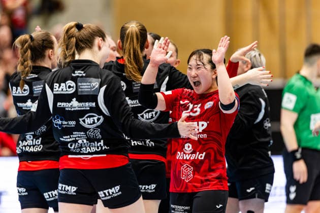 29 03 2026, GER, Handball, Women, Season 2025 2026, EHF European League, Quarter-finals, Thueringer HC Nykobing Falster Handbold Natsuki Aizawa Thueringer HC,23 cheers together with the team 99947 Bad Langensalza Salza Halle Sporthalle Mehrz Thüringen Germany