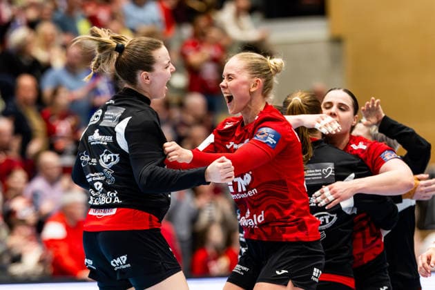 29 03 2026, GER, Handball, Women, Season 2025 2026, EHF European League, Quarter-finals, Thueringer HC Nykobing Falster Handbold Anna Szabo Thueringer HC,26 cheers together with Rikke Hoffbeck Petersen Thueringer HC,22 99947 Bad Langensalza Salza Halle Sporthalle Mehrz Thüringen Germany