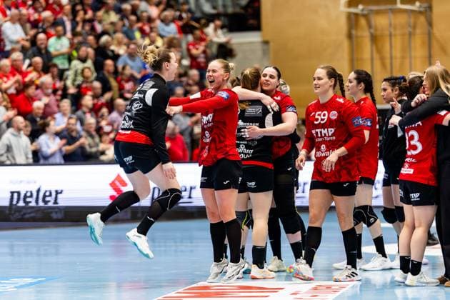29 03 2026, GER, Handball, Women, Season 2025 2026, EHF European League, Quarter-finals, Thueringer HC Nykobing Falster Handbold Anna Szabo Thueringer HC,26 cheers together with Rikke Hoffbeck Petersen Thueringer HC,22 99947 Bad Langensalza Salza Halle Sporthalle Mehrz Thüringen Germany