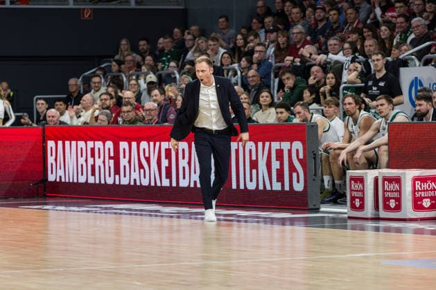 Bamberg, Germany March 29, 2026 1 BBL 2025 2026 BMA365 Bamberg Baskets vs Gladiators Trier In the picture Coach Jacques Schneider Trier gestures with his hands on the sidelines, he is not satisfied with the teams performance Brose Arena Bayern Copyright: xFotostandx xSchmittx
