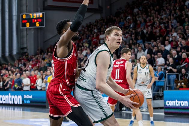 Bamberg, Germany March 29, 2026 1 BBL 2025 2026 BMA365 Bamberg Baskets vs Gladiators Trier In the picture from left Ejiofor Onu Bamberg vs Marten Linßen Trier Brose Arena Bayern Copyright: xFotostandx xSchmittx