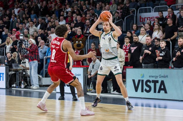 Bamberg, Germany March 29, 2026 1 BBL 2025 2026 BMA365 Bamberg Baskets vs Gladiators Trier In the picture from left Demarcus Demonia Bamberg and Marco Hollersbacher Trier Brose Arena Bayern Copyright: xFotostandx xSchmittx