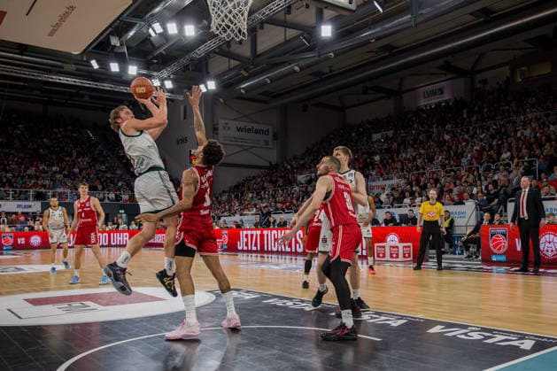 Bamberg, Germany March 29, 2026 1 BBL 2025 2026 BMA365 Bamberg Baskets vs Gladiators Trier In the picture Marco Hollersbacher Trier vs Demarcus Demonia Bamberg Brose Arena Bayern Copyright: xFotostandx xSchmittx